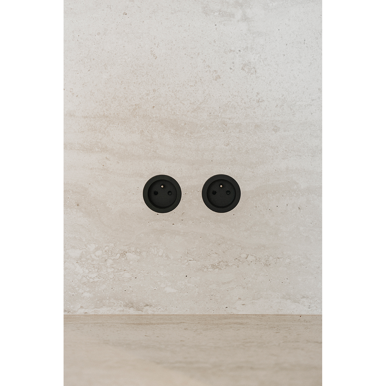 Rond 2.0 - backfit stopcontact b-f zwart basic randloos