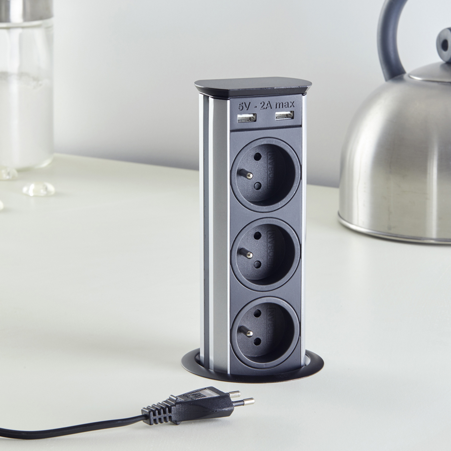 Brick noir b-f 3 prises + 2 usb  