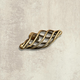Bouton Valentia, L 79 mm, H 41 mm, aspect laiton antique